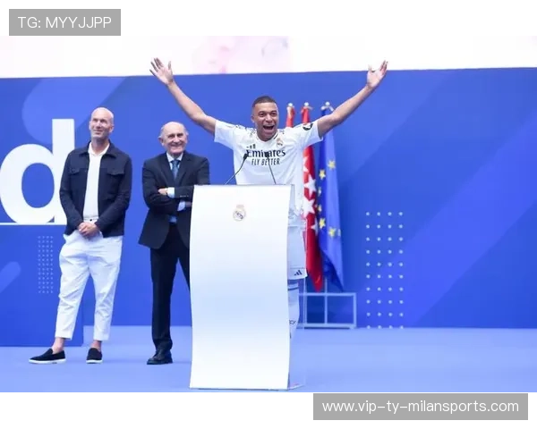 姆巴佩与偶像合影，童年梦想实现感言动人