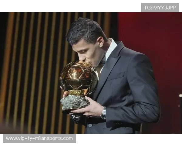 罗德里中路调度如同指挥家，曼城前场配合层层递进