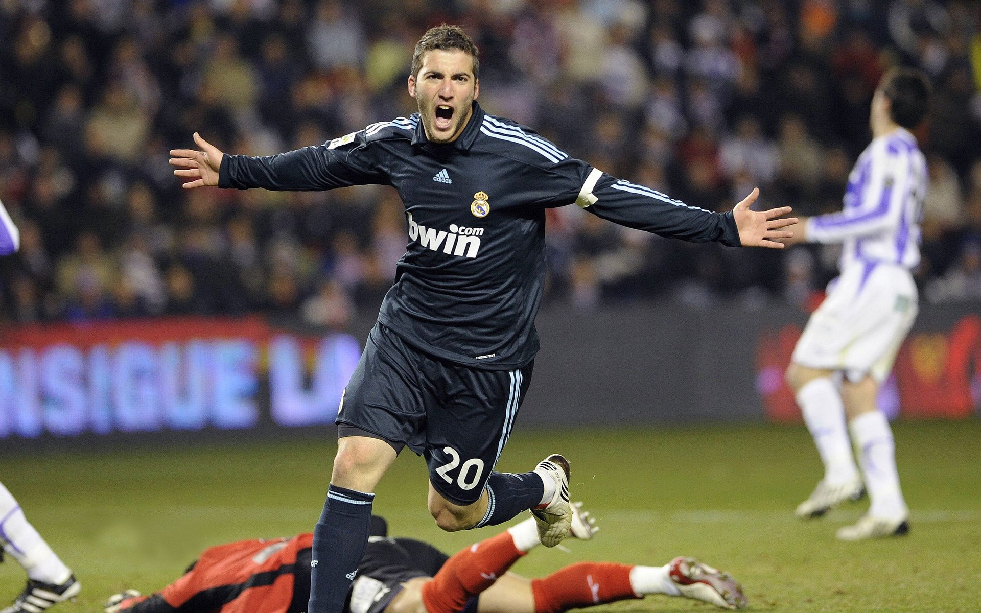 “马丁·高尔西：美洲狮队的未来领袖，展现橄榄球全能技艺”